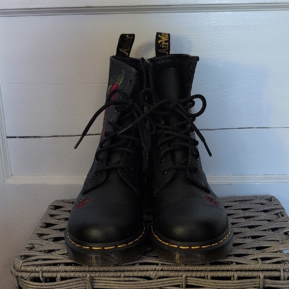 Black Floral Embroidered Women's Boots - Picture 2 of 4